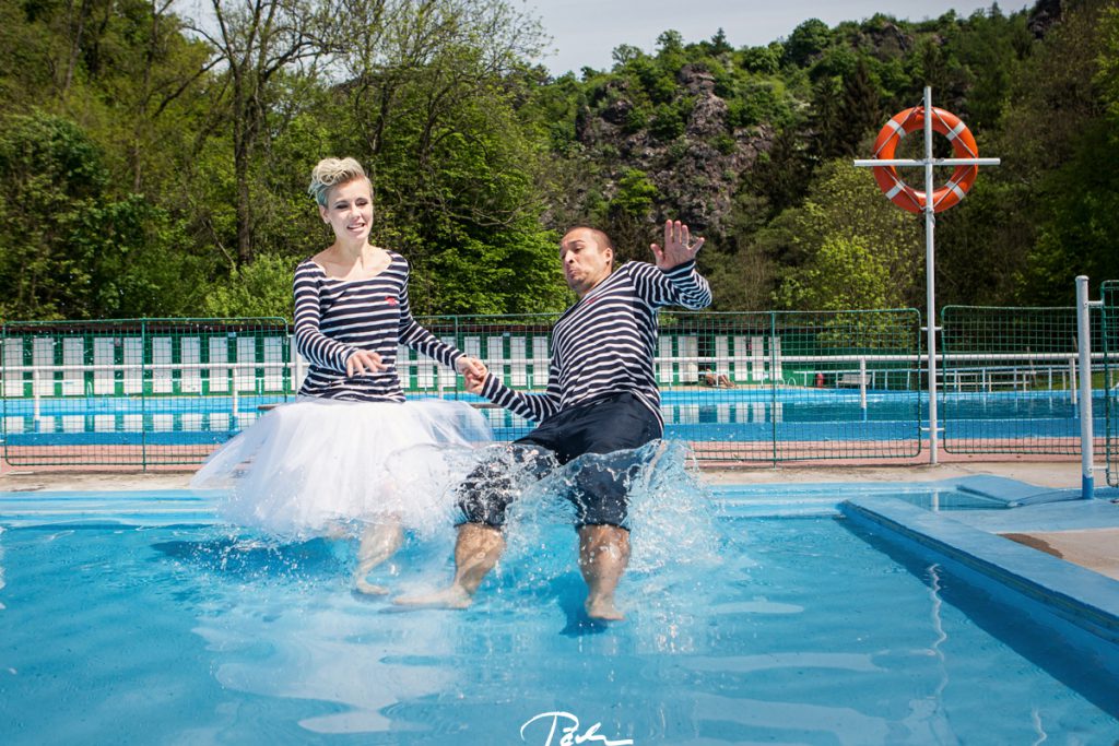 wedding-photo-swimming-pool